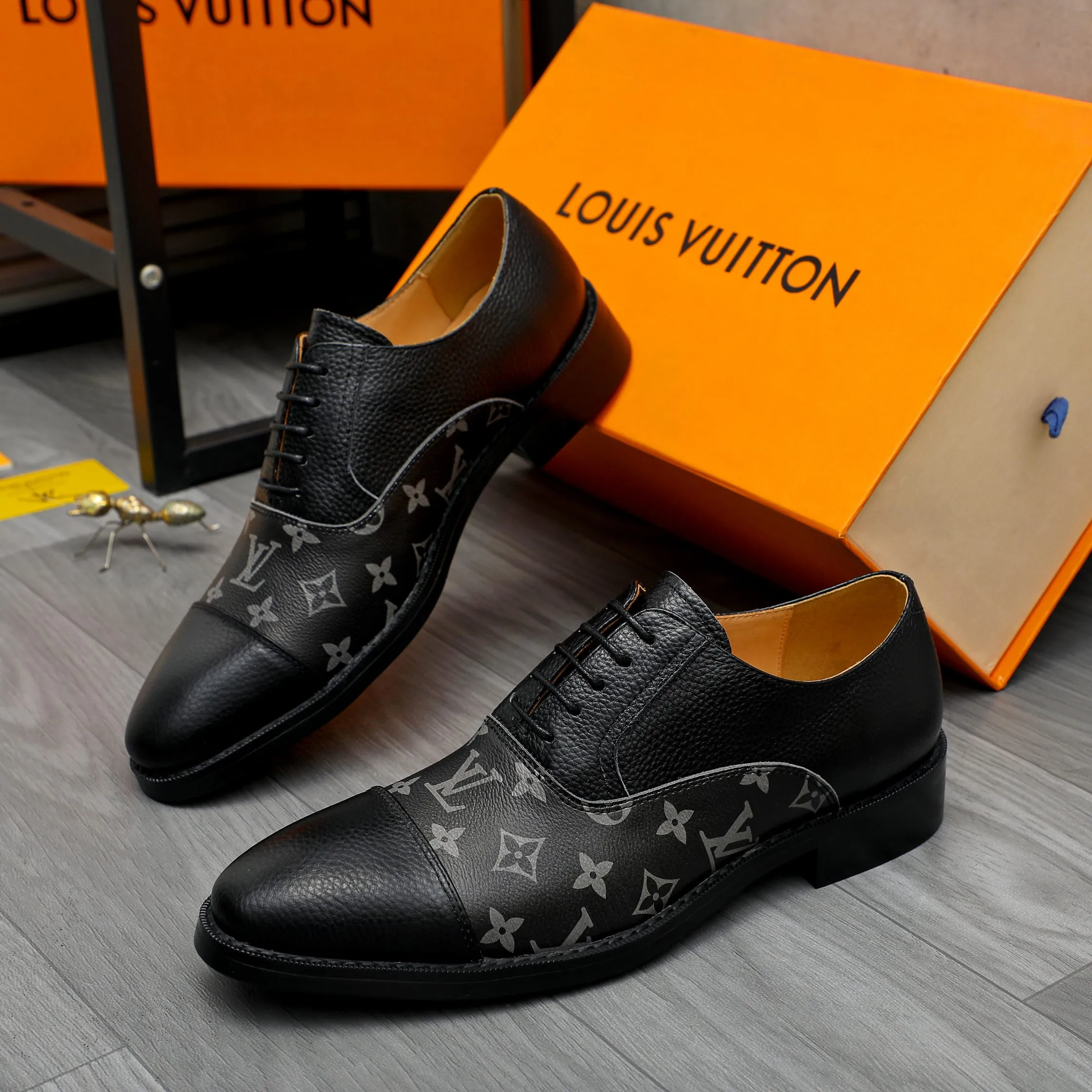 Men's shoes 💰500 Product trademark: LV "Louis Vuitton" business formal leather shoes Regular size: 39-45 (.45 customization is non-refundable) Product material: Selected pebbled cowhide stitching printed upper, cowhide lining, original rubber outsole